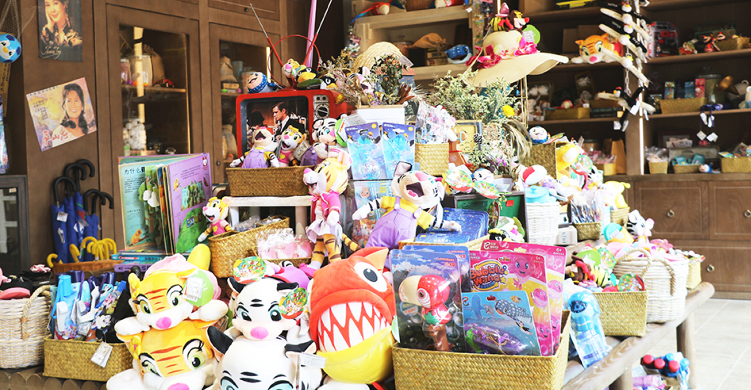 Bits and Bobs: Where Small Treasures Carry Oceanic Magic